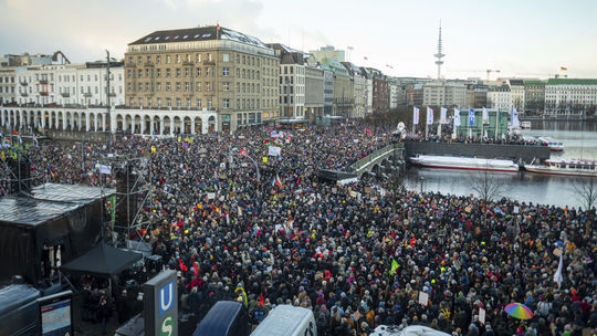 Na protest proti krajnej pravici prišlo v Hamburgu 50 000 ľudí