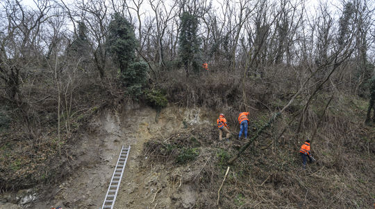 Na snímke pracovníci odstraňujú následky zosuvu...