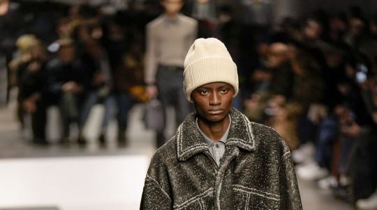 Model na prehliadke talianskeho domu Fendi...