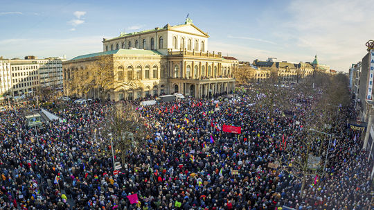 Na protesty proti krajne pravicovej Alternatíve pre Nemecko prišlo 300-tisíc ľudí