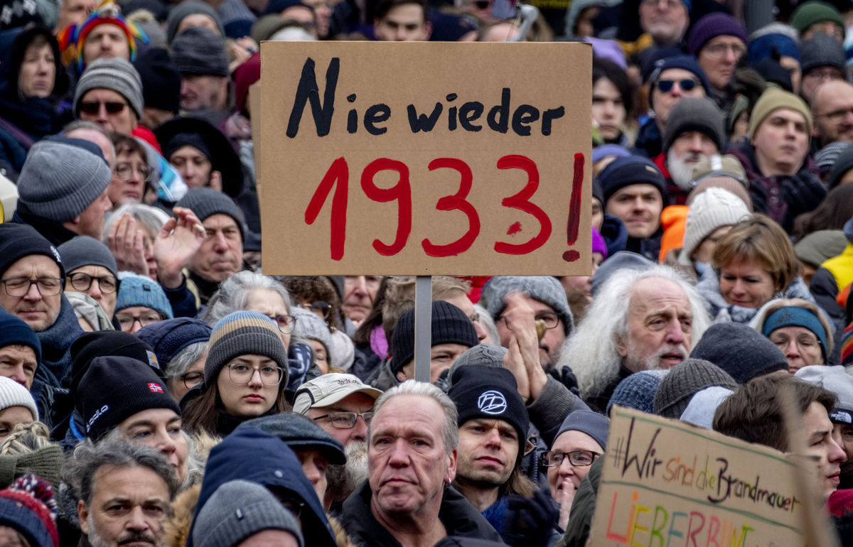 Menschen auf einer Demonstration gegen die extreme Rechte...