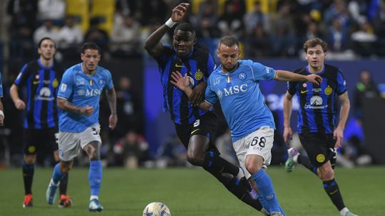 Oslabený Neapol do penált nevydržal, trofej putuje do Milána. Inter udrel v nadstavenom čase