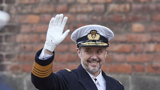 Dánsky kráľ Frederik X. zdraví dav po návšteve...