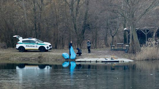 Auto pri jazere, topánky na ľade. Polícia našla pri Rovinke mŕtvoly muža a ženy