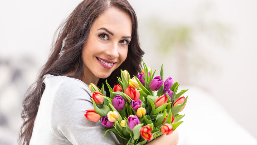 tulipány, kytica, rezané tulipány, mladá žena