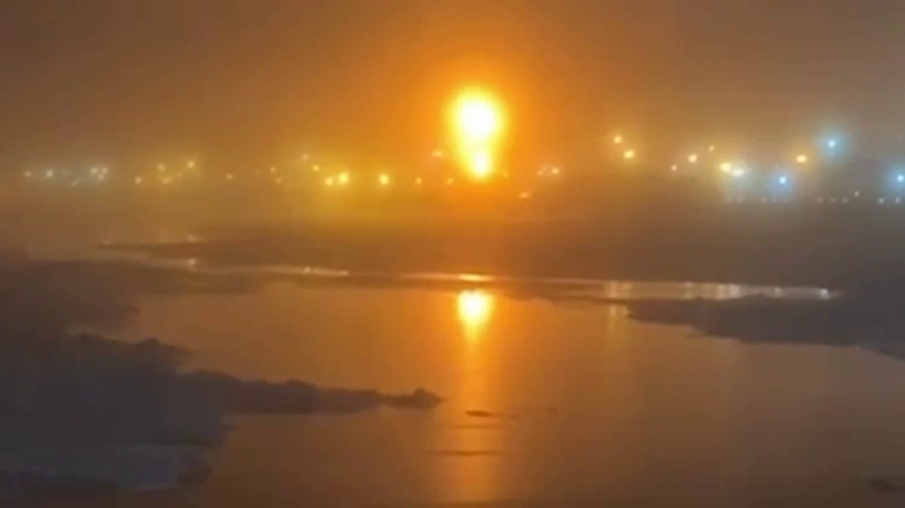 Záber z amatérskeho videa požiar LNG terminál...