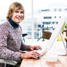 mladý človek, zamestnanec, kancelária