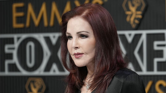 Priscilla Presley na cenách Emmy.