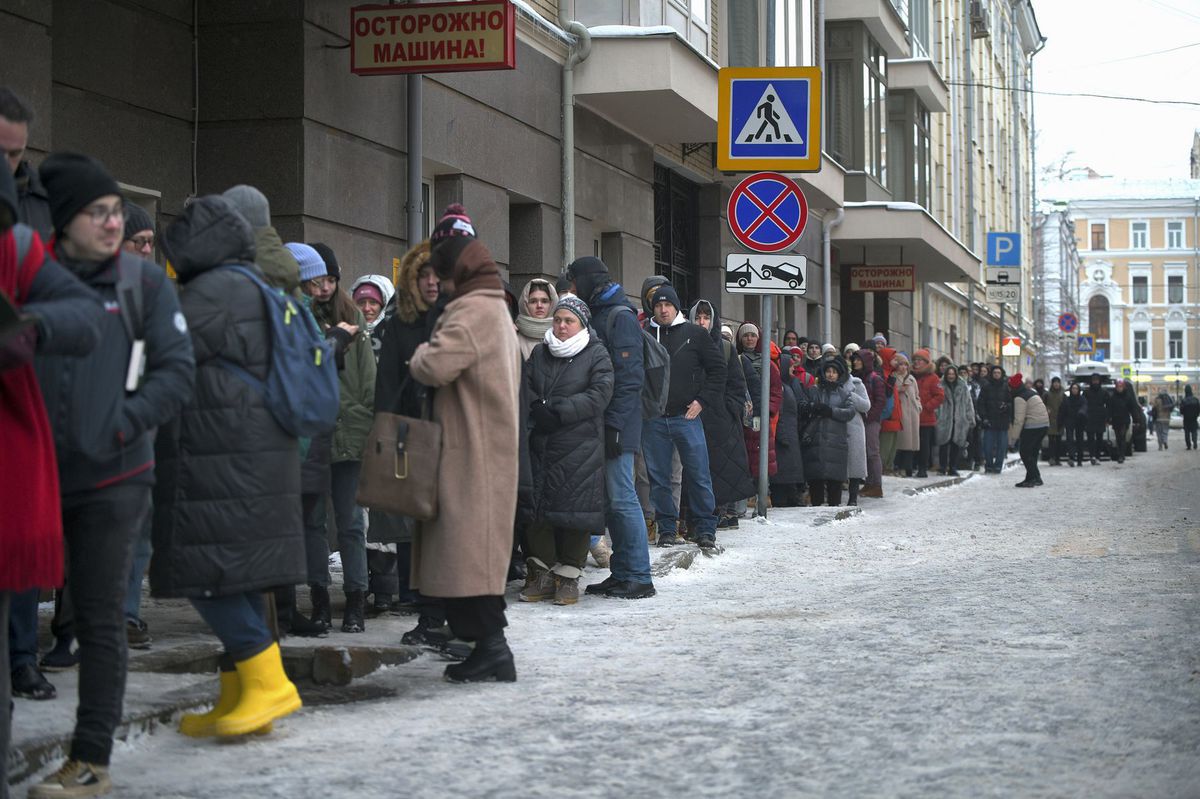 Zoradení ľudia 20. januára 2024 pri odovzdávaní...