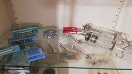 Sklenené striekačky s ihlami sa kedysi museli...