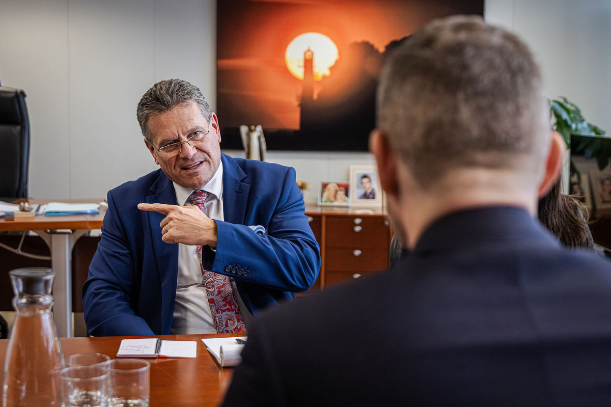 Maroš Šefčovič a Peter Pellegrini počas...