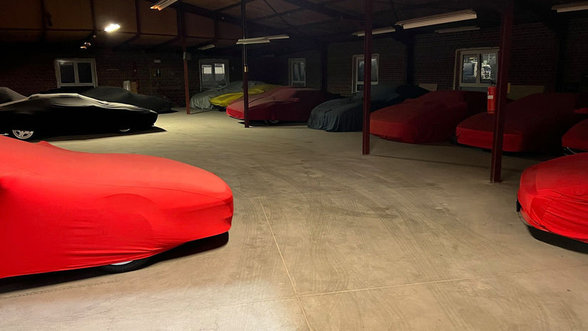 Až 22 vzácnych Porsche a Ferrari objavili v...