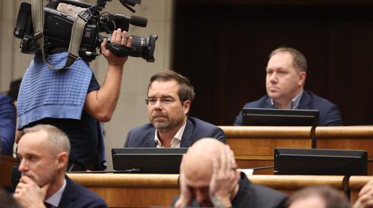 Fico pokračuje v politike, ktorá nás vrhá do hanby, kritizuje opozícia postoj premiéra k pandemickej dohode