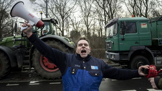 Európski farmári sa búria. V traktoroch bojujú proti vládnym i bruselským reguláciám