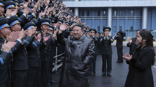 Kim Čong-un dohliadal na skúšku motora na tuhé palivo pre hypersonické rakety