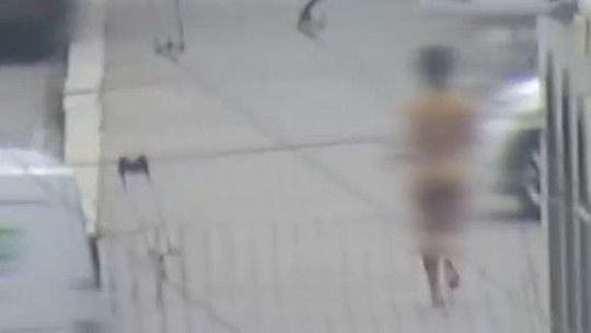 VIDEO: Brnom pobehovala nahá 23-ročná žena. Do hlavy mi vošiel kamarát blázon, vysvetľovala policajtom