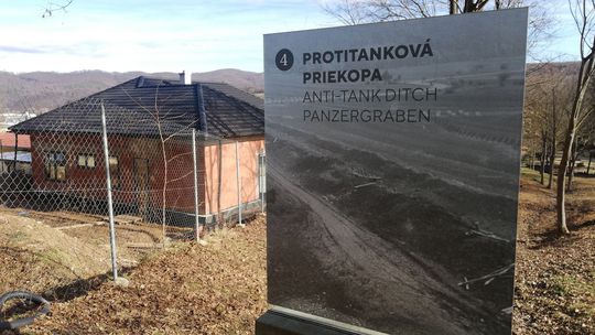 Protitanková priekopa je hneď vedľa zastavaných...