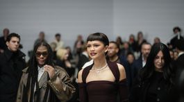 Americká herečka Zendaya prichádza na módnu...