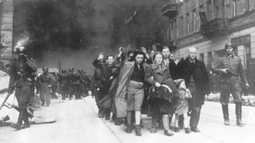 Na archívnej snímke z roku 1943 nacisti...