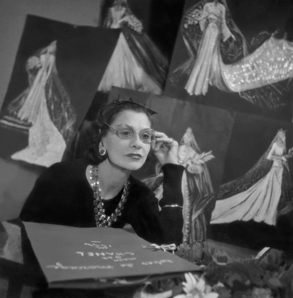Dizajnérka Coco Chanel na zábere z roku 1938 vo...