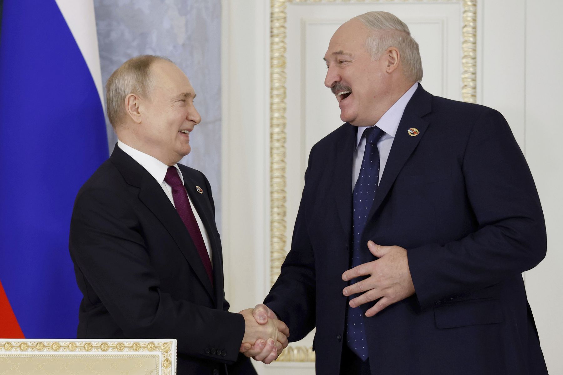 Ruský prezident Vladimir Putin (vľavo) a jeho...