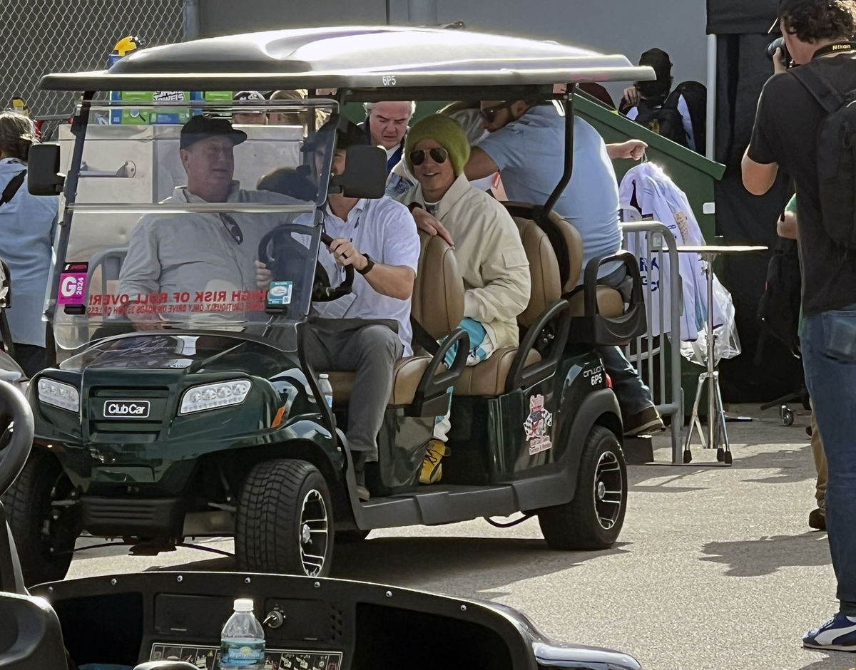 Herec Brad Pitt na zábere v golfovom autíčku v...