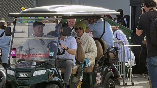 Herec Brad Pitt na zábere v golfovom autíčku v...