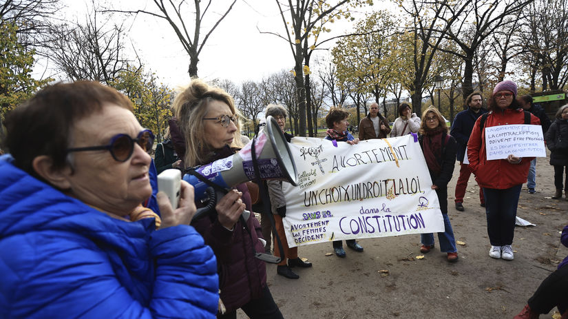 Ľudia prišli pred Národné zhromaždenie v Paríži...