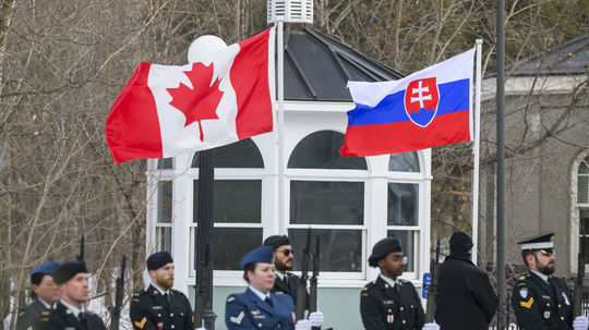 Vlajky Slovenska a Kanady pri prehliadke...