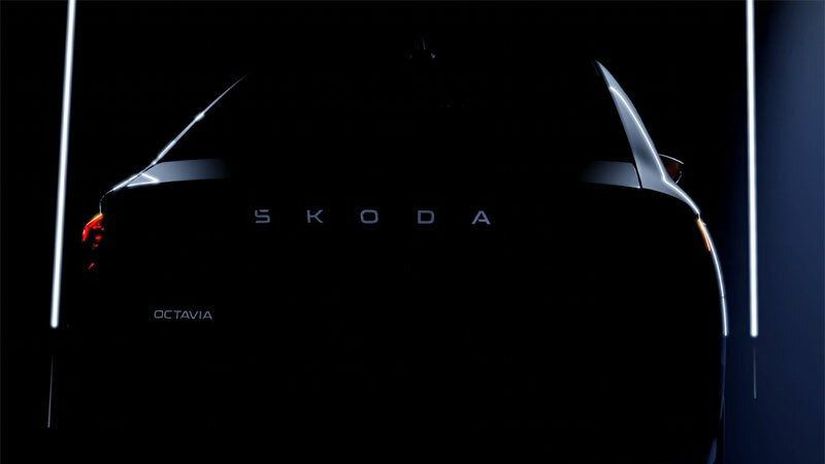 Vzadu sa objaví nápis Škoda s novým fontom písma.