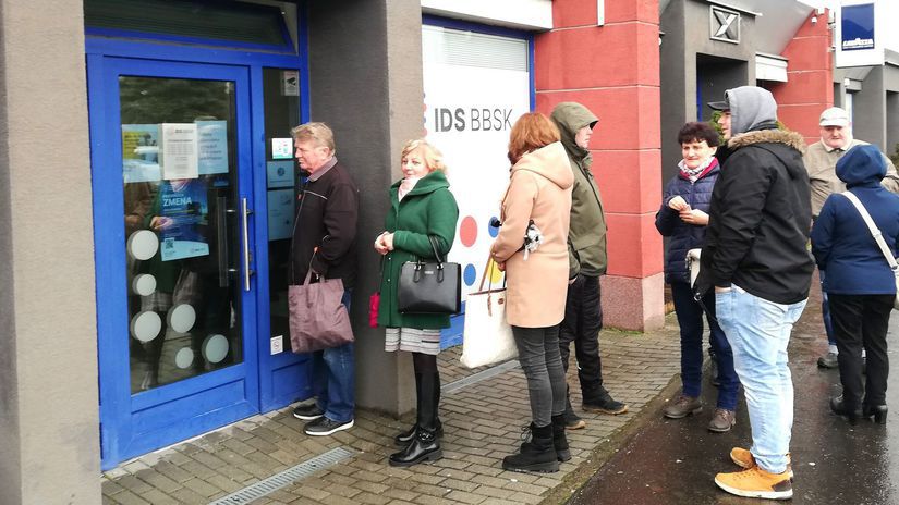 Pred zákazníckymi centrami sa tvoria šóry.