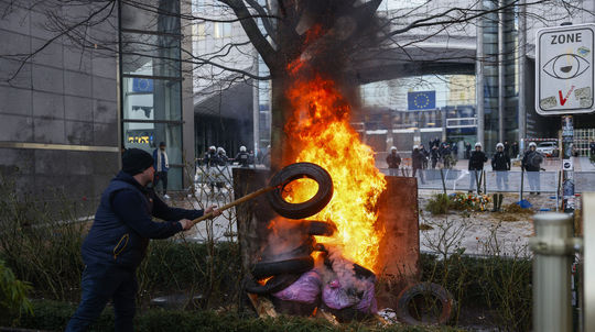 Horiace pneumatiky, vajíčkami na policajtov. Farmári protestujú v Bruseli v deň konania summitu EÚ