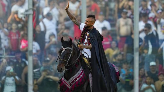 S mečom v ruke. Bývalá hviezda Barcelony sa vrátila domov, predvádzala sa na koni