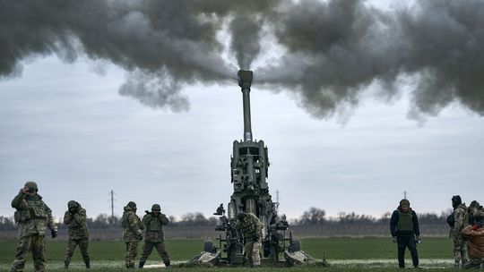 ONLINE: Ukrajina môže mať 'katastrofálny' nedostatok munície. Zelenskyj o pomere strát: 1 Ukrajinec na 5 Rusov