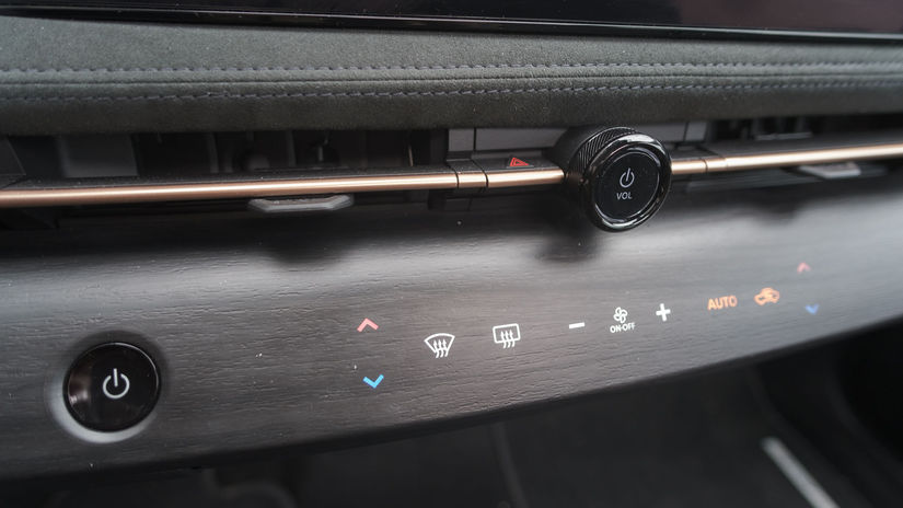 Futuristickým prvkom sú dotykové ovládače,...