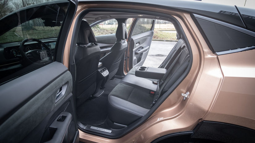 Aj vzadu je dostatok miesta. Dokonca aj nad...