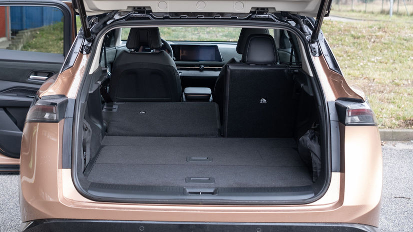 Kufor má vo verzii e-4orce biednych 415 litrov....