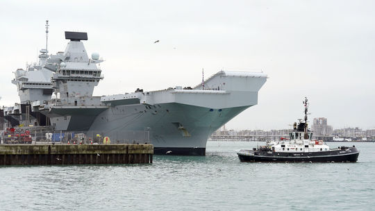 Britskú lietadlovú loď vyradili z účasti na cvičení NATO problémy s vrtuľou