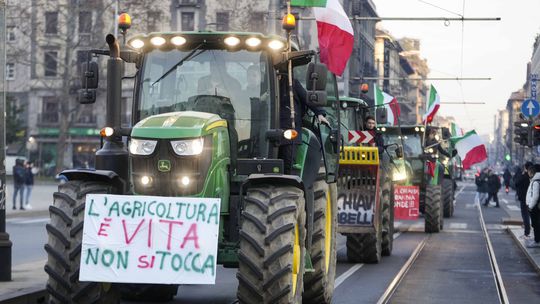 Farmári tiahnu Európou, traktory sa vydali aj do Ríma
