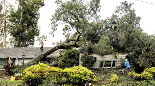 Silný dážď a vietor o sile hurikánu bičujú Kaliforniu: Tri obete, 900-tisíc ľudí bez prúdu