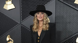 Lainey Wilson v kreácii Balmain.
