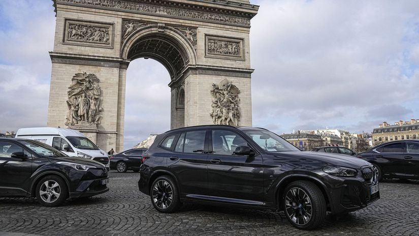 Francúzsko Paríž referendum SUV parkovanie...