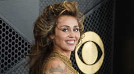 Speváčka Miley Cyrus v kreácii Maison Margiela.