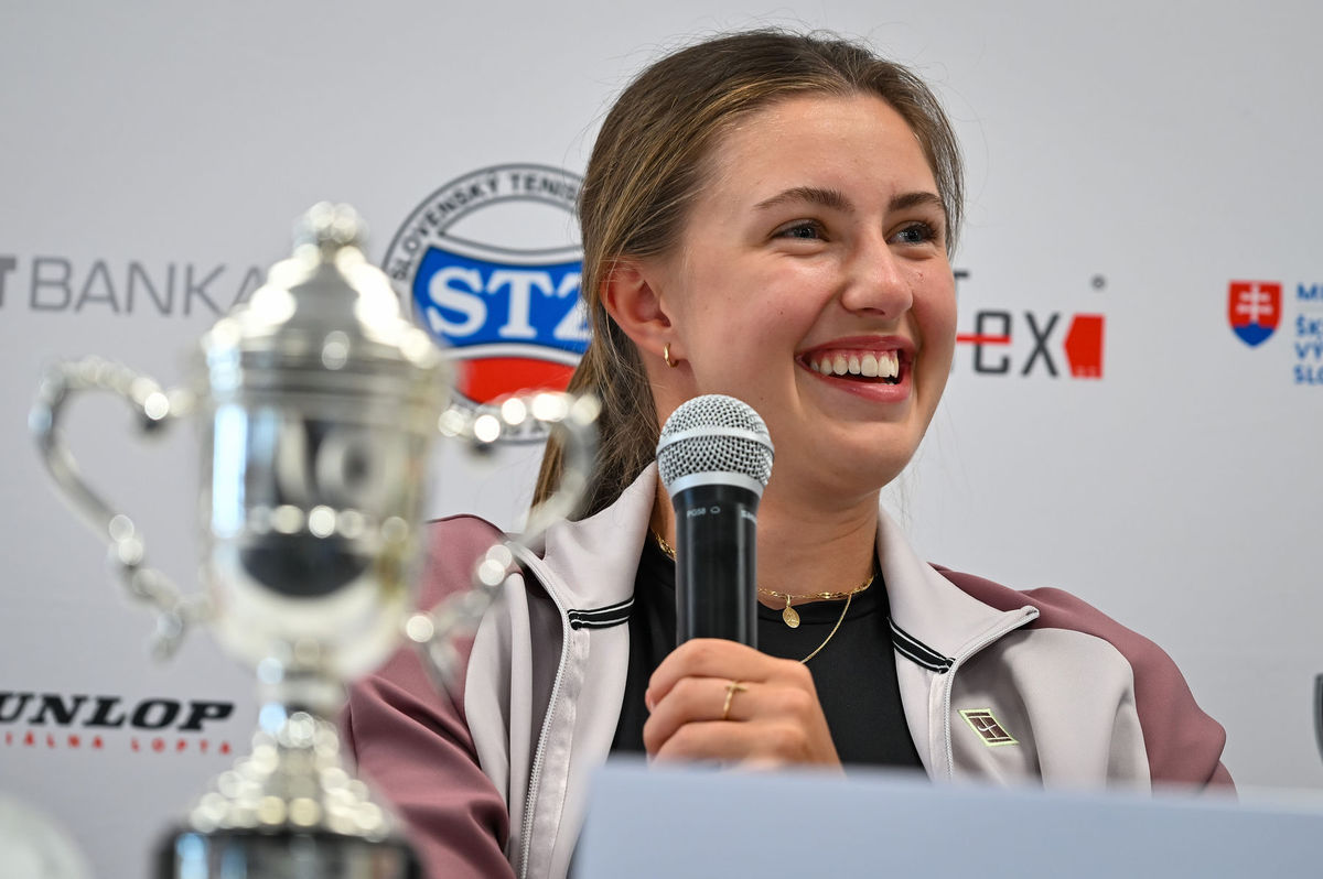 Renáta Jamrichová s víťaznou trofejou.