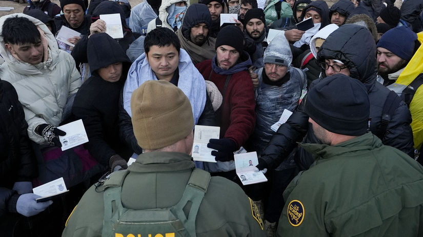 Hraničná polícia USA kontroluje doklady...
