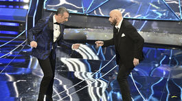 John Travolta (vpravo) a moderátor Amadeus 