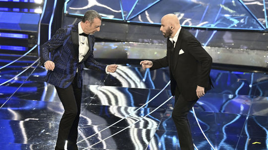 Herec John Travolta (vpravo) a moderátor...