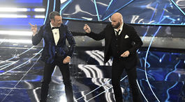 John Travolta (vpravo) a moderátor Amadeus