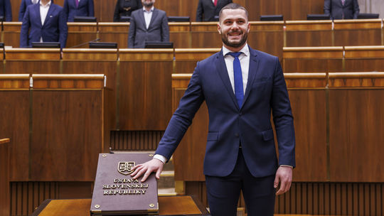 Poslanci zvolili za šéfa brannobezpečnostného výboru Glücka