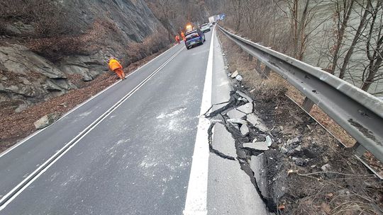 Mimoriadna situácia pod Strečnom: Geologický prieskum potvrdil obavy, na cestu môžu spadnúť aj 150 cm skaly